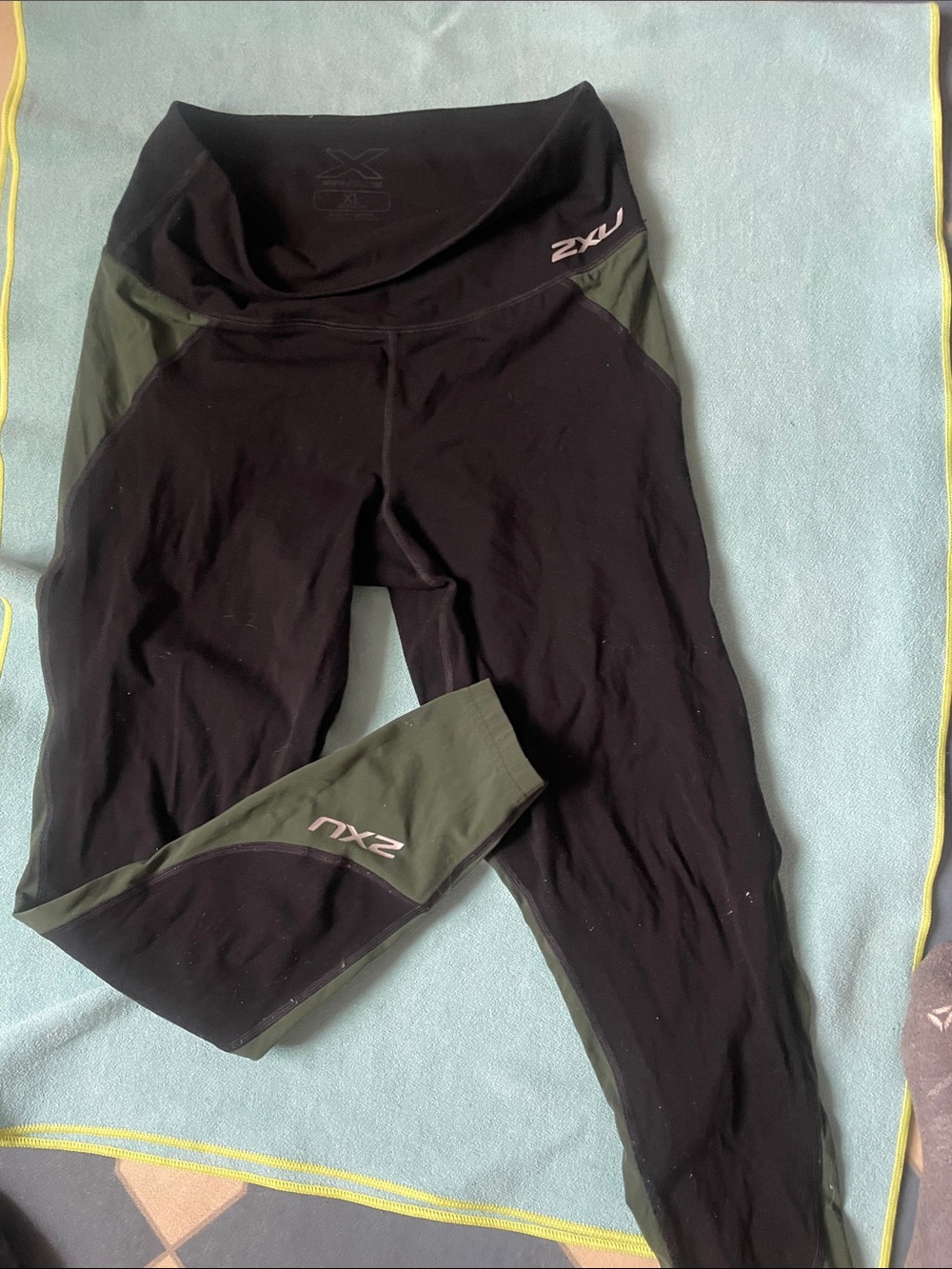 2XU Black and Olive Green Athletic Tank